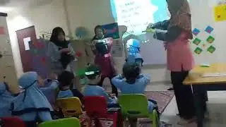 Salsa Bersama Teman sedang Menyimak Materi Kesehatan  oleh Bidan & Perawat