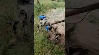 Самоходный окучник в работе