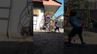 Bermain bersama teman di sekolah