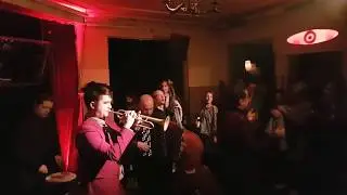 Jaakko Laitinen & Väärä Raha: I tåget finns en restaurangvagn (total live and acoustic)