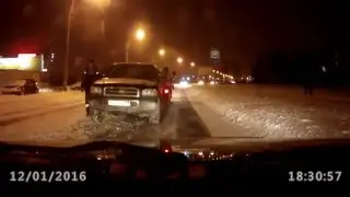 Автомобиль упал с эвакуатора!