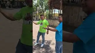 Un truco para hacer con tu amigo 😎 #trompos #tromposcometa