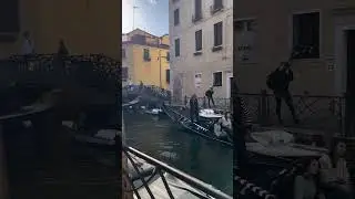 Les touristes nous saluent devant la caméra 