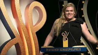 Gisa Flake - Schauspielerin in einer komödiantischen Rolle