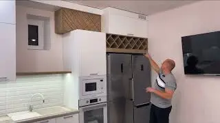 Кухня угловая, с открытой частью у окна.