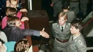 чел руку дал