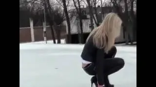 Девушка на каблуках по льду