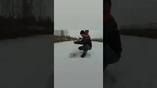 Окунь на безмотилку. #клевокуня #окунь #зимовариболовля