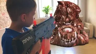Nerf Game A big alien the house Нерф игра  Большая инопланетная какашка вторглась в дом