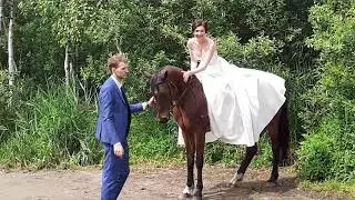 Невеста на коне !