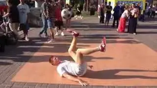 ФРИСТАЙЛЕР КРУТИТ МЯЧ НОГАМИ