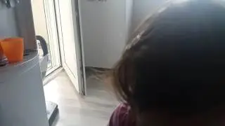 Melisa su içiyor