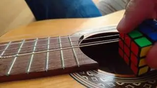 Trzanje 9 puta po E žici na gitari sa mini Rubikovom kockom
