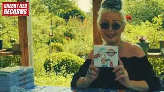 Kim Wilde unboxes the Pop Don't Stop: Greatest Hits 2CD Edition!