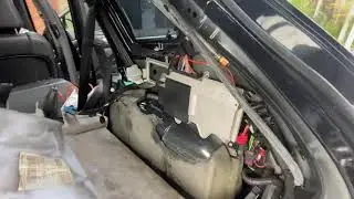 Porsche Cayenne 958 пропадает звук и где стоит штатный усилитель звука Bose. Попадает вода.