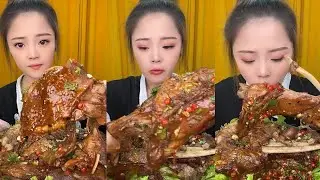 The cute girl eating meat of seafood # shorts