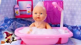 JUGUETES de AGUA para la BAÑERA 💦 LA BEBE se BAÑA SOLITA 🫧