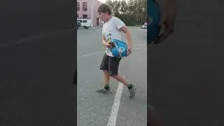 мой друг пытается попасть своим шлемом в кольцо