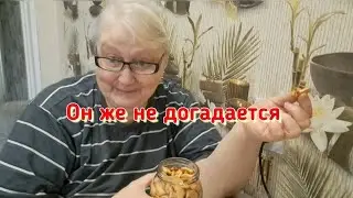 Яичница с заныканной колбасой и кофе с зефиром (объедаю своего хахаля). Вот так новости!