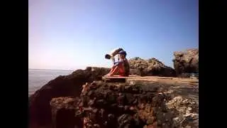 Спичаг ноги врозь, на берегу моря