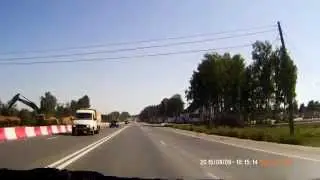 Дебил на камазе!