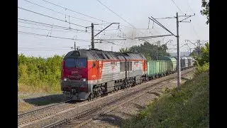 Тепловоз 2ТЭ25КМ-0026 с грузовым поездом
