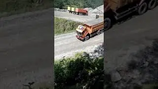 Truck is so down to Earth | unusual scene 😂