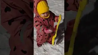 Мама, сними мне и эту варежку☺️❤️😊 