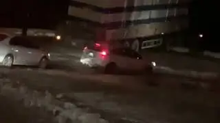 Водитель фуры едва не съехал с легковой восьмёрки через бордюр 😮