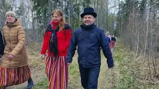 Rahvusvaheline tantsupäev Võukülas Külade tammikus (29.04.2023 Varesetare)