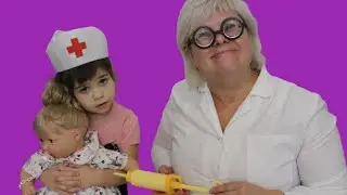 Ninelka and Mom are playing doctor. Funny video for kids