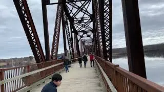 Вид с пешеходного моста в марте