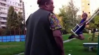 Злая бабка не дает покататься на качелях/Wicked grandmother does not ride on the swing