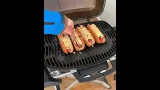 Колбаски гриль на углях сочные мощные вкусные.