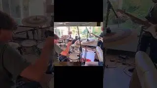 Drumming a soulful r&b groove in a Free funk session by a trio - Bass, Keys and Drums