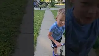 Как кататься на самокате?