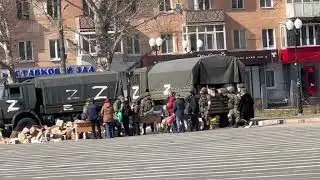 Центр Херсона Ушакова. раздают гуманитарку…

(2-Часть)