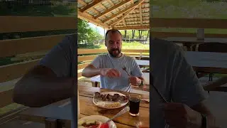 Шашлык у входа в Мартвильский каньон. Все для туристов((( жесткое мясо. Грузия август 2024
