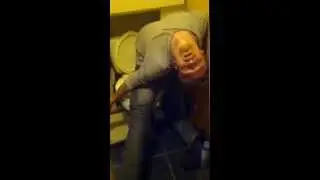 Пьяный парень спит в туалете