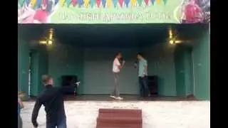 дети из интерната инсценируют миниатюру из Comedy.