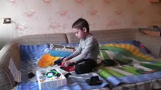 Мастер Вова собирает машинку из магнитного конструктора 