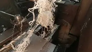 Обрабатываю капролон на токарном станке