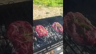 Готовим стейки. Всем летнего настроения, тепла, уюта и добра.