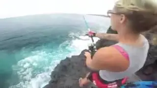 Aksi keren cewe sexy bertato mancing