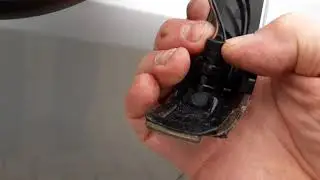 Toyota Auris Hybrid  2014год Меняем лампу в зеркале .Часть 3.