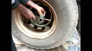 `The great 🇰🇪 trucker' 🧰changing  trailer wheels🧰