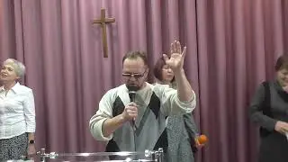 Vladimir Khoroshev ведет молитву в Церкви Свет миру