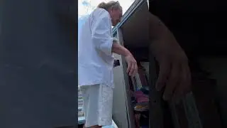 10 лет живет на Гавайях, полное видео на канале.