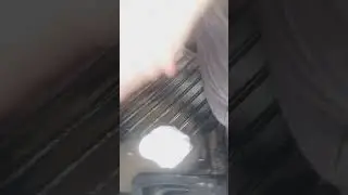 убрал воду из коврика с помощью снежка.