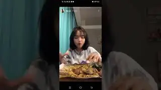 Fuji makan nasi padang
